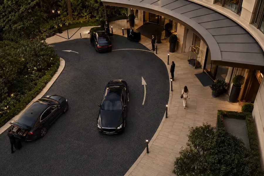 Organized hotel arrival flow with valet lane guidance